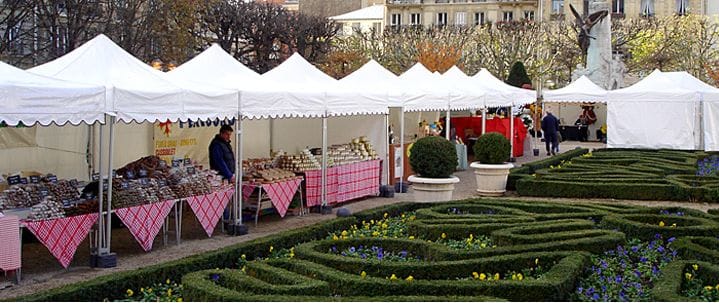 Exemple de tentes pliantes à l’occasion d’une vente en plein air