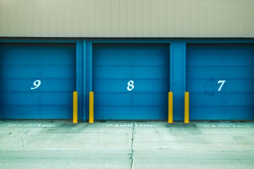 Trois portes de garage bleu