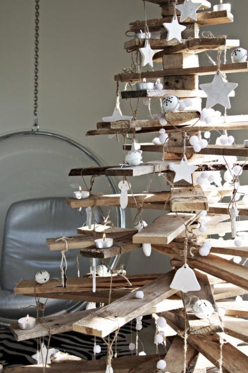 DIY : les étapes pour fabriquer votre sapin de Noël avec des planches recyclées ! Source : pinterest