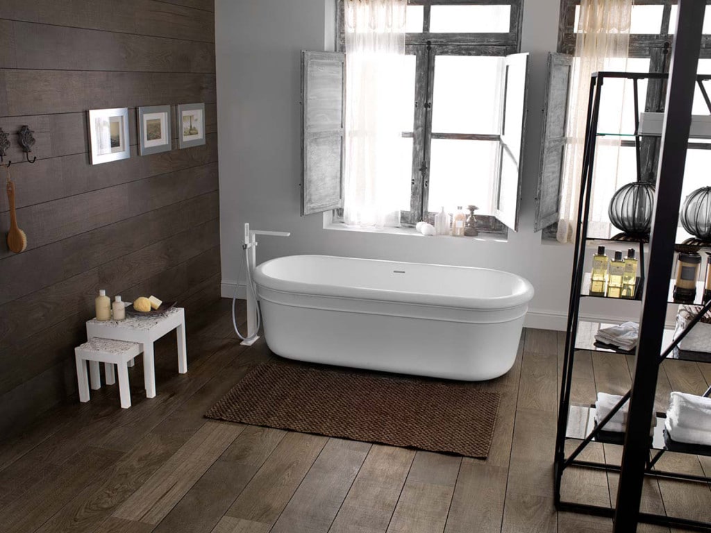 Salle de bain avec parquet en bois massif Crédit@Porcelanosa