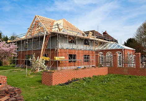 Construire sa maison en autonomie complète : Est-ce possible ?