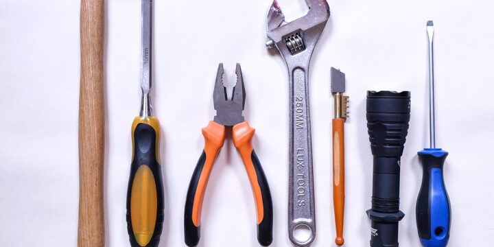 Comment faire tenir les plinthes ?