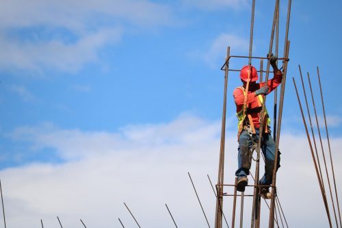 constructeur maison en haut des fondations