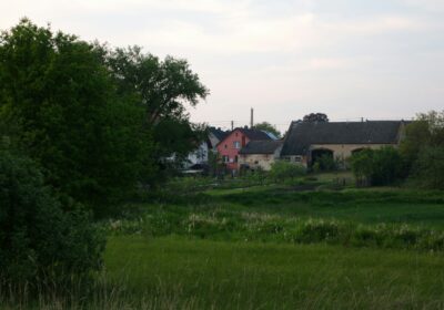 Terrain en zone rurale vs zone urbaine : quel choix pour une maison durable ?
